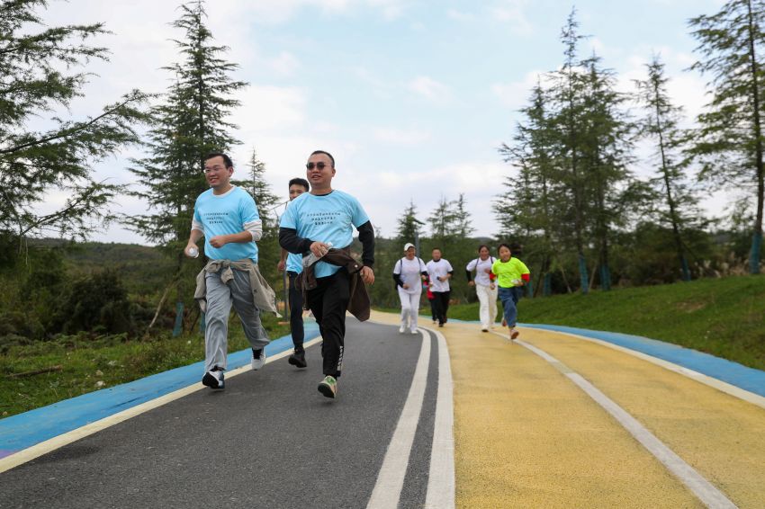 九游体育毕节市体育旅游黄金线路体旅嘉年华开幕式暨浪漫彩虹跑活动举行(图2)