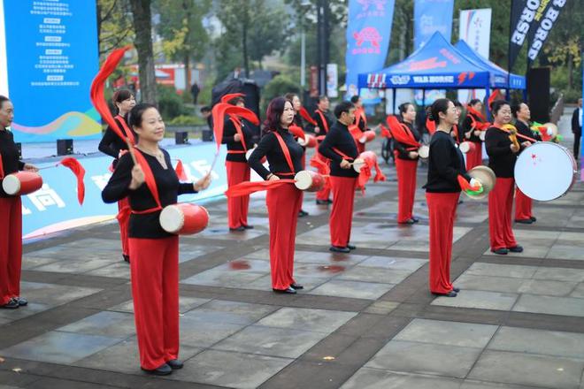 20九游体育24年遵义市体育旅游推广季欢乐彩色跑在金鼎山举行(图5)
