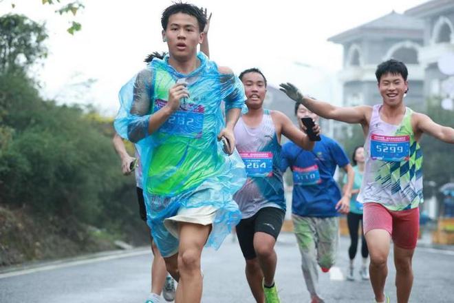 20九游体育24年遵义市体育旅游推广季欢乐彩色跑在金鼎山举行(图2)