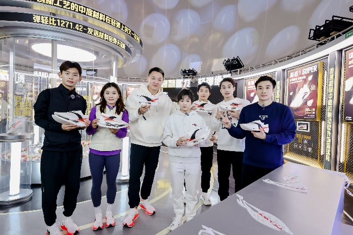 九游体育李宁发布全新超䨻技术以科技创新赋能专业运动(图3)