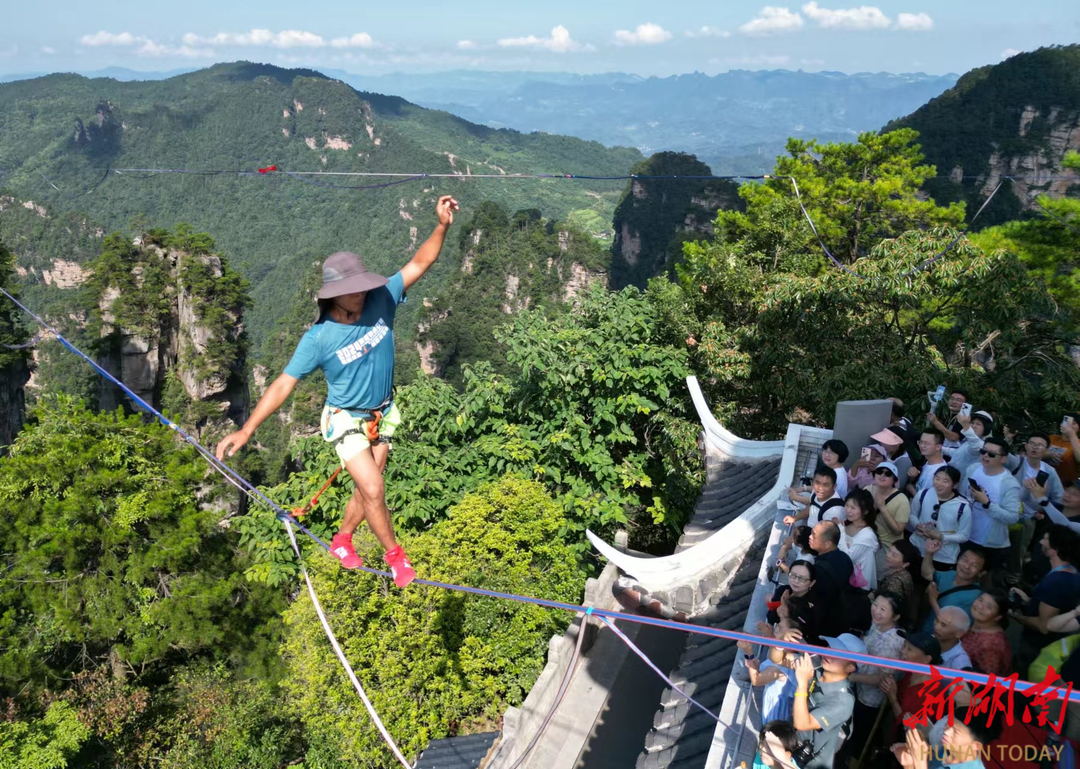 九游体育仙境张家界、峰迷全世界旅游有何新玩法？看省报头版头条揭秘(图2)
