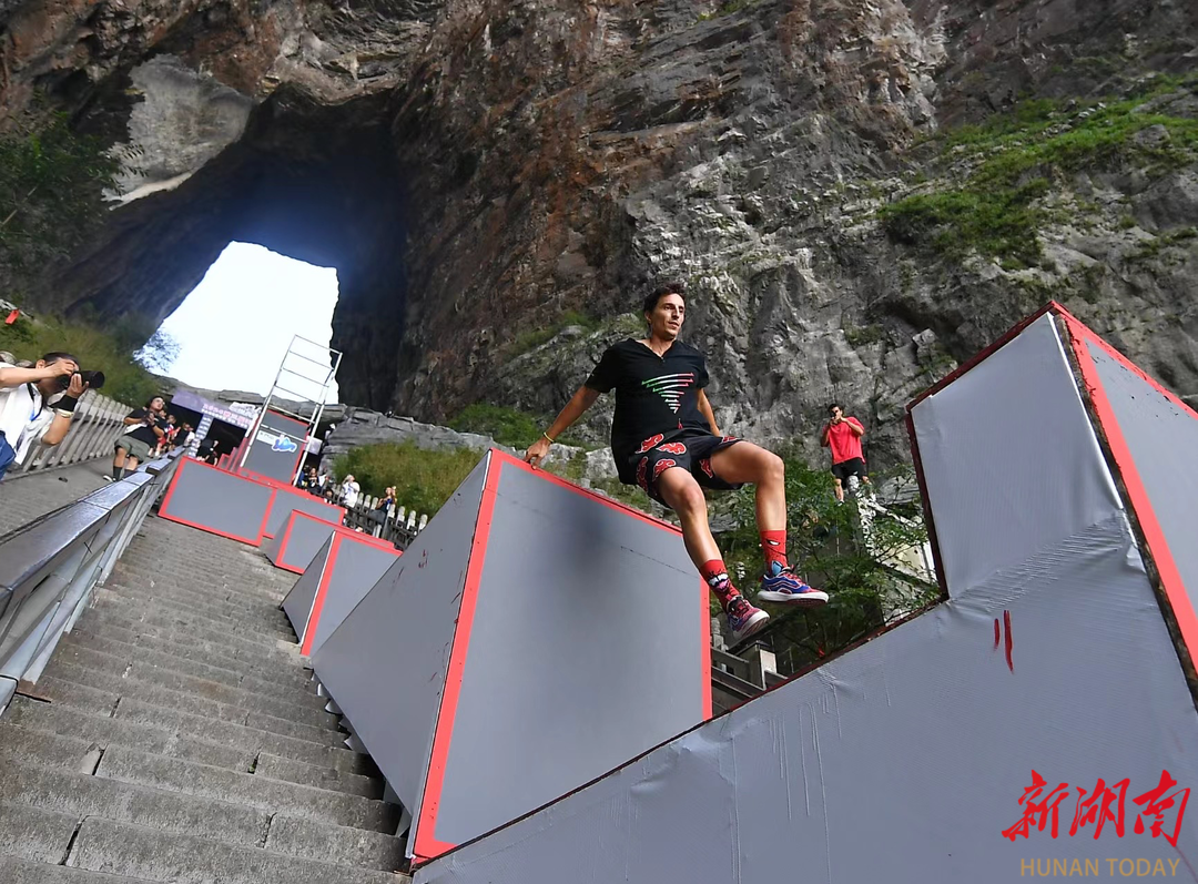 九游体育仙境张家界、峰迷全世界旅游有何新玩法？看省报头版头条揭秘(图4)