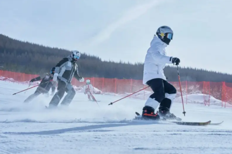 加快构建“体育九游体育+文旅+消费”新业态冬奥小城冰雪经济热起来(图2)