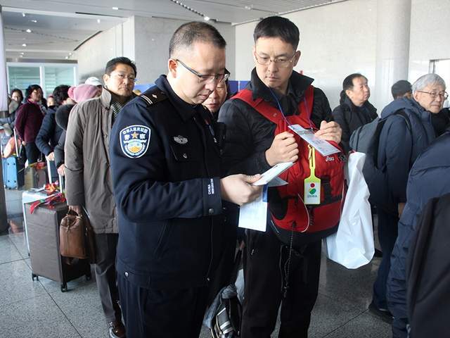 威海边检站高效保障新年首个大规九游体育模韩国入境旅游团顺畅通关(图1)