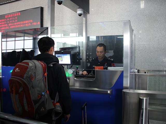 威海边检站高效保障新年首个大规九游体育模韩国入境旅游团顺畅通关(图2)