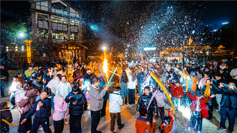 九游体育强化文商旅融合 托举霍山冰雪经济(图2)