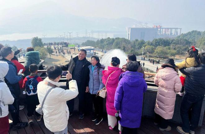 九游体育7天11万游客!春节假期三峡大坝旅游人气旺