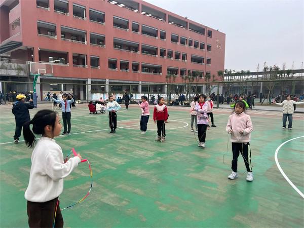 体育之花绚烂绽放！西南财大附实小缤纷社团展风采九游体育(图1)