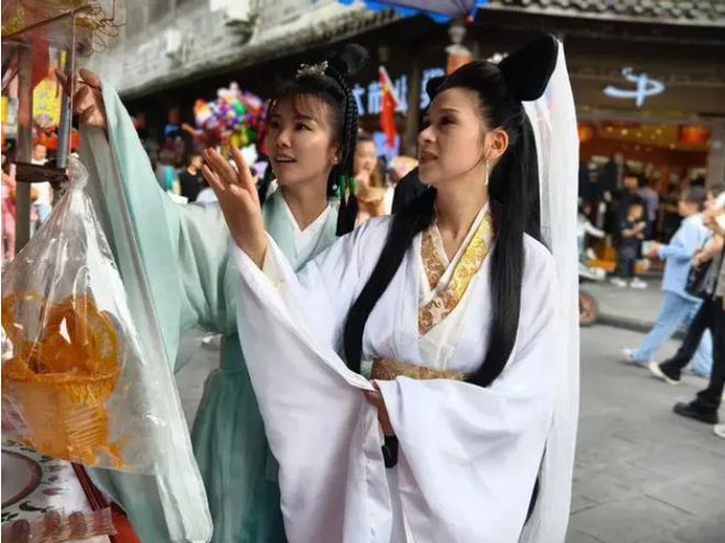 九游体育年味十足！过年就在家门口社区耍(图14)