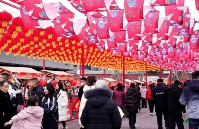 九游体育年味十足！过年就在家门口社区耍(图16)