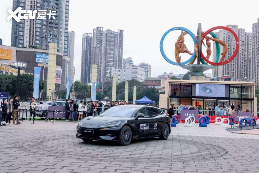 不挑司机不挑路!重庆九游体育市民实测易三方开车像涮火锅一样容易