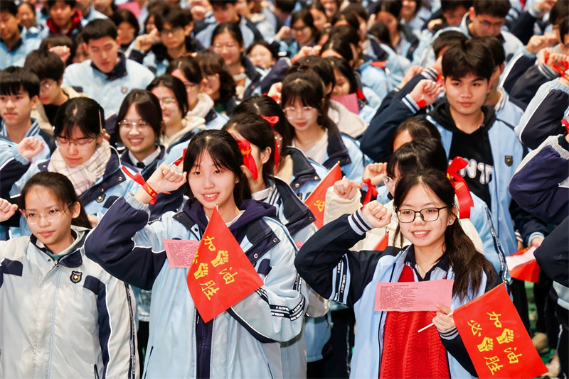 百日争渡千帆进 九游体育战鼓催征志满怀——南宁市第八中学举行高考百日誓师活动(图2)