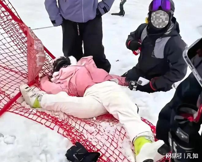 九游体育女子滑雪腿部严重变形昏迷雪场紧急加装防护垫！施救人恐担责！(图4)
