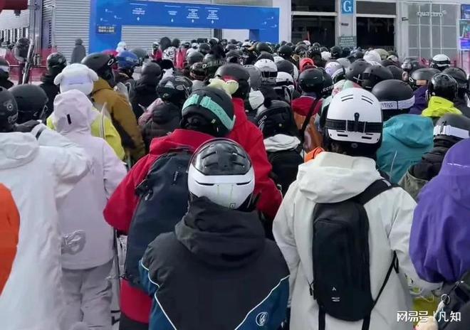 九游体育女子滑雪腿部严重变形昏迷雪场紧急加装防护垫！施救人恐担责！(图16)
