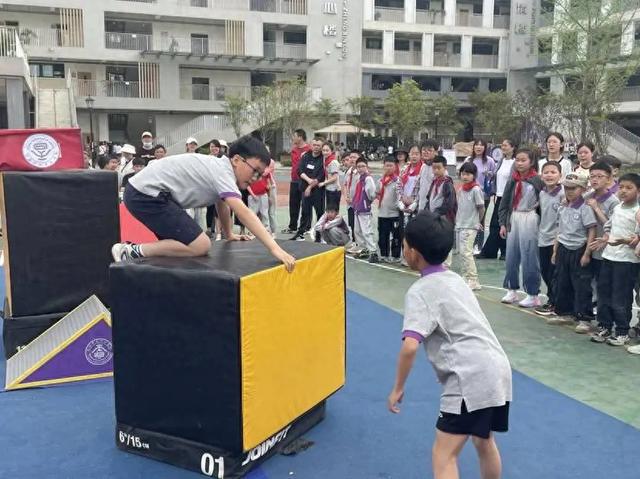 世界冠军都被吸引来了!九游体育这所学校的“跑酷”运动会太酷了