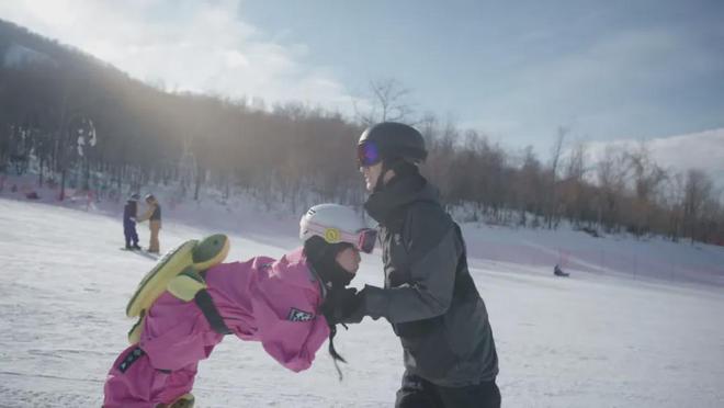 九游体育偶像剧的恋爱已经谈到了滑雪场？(图3)