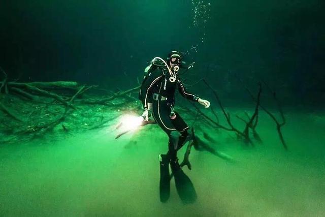 史上最疯狂的三大极限运动惊险刺激死亡率极高你九游体育敢挑战吗？(图5)