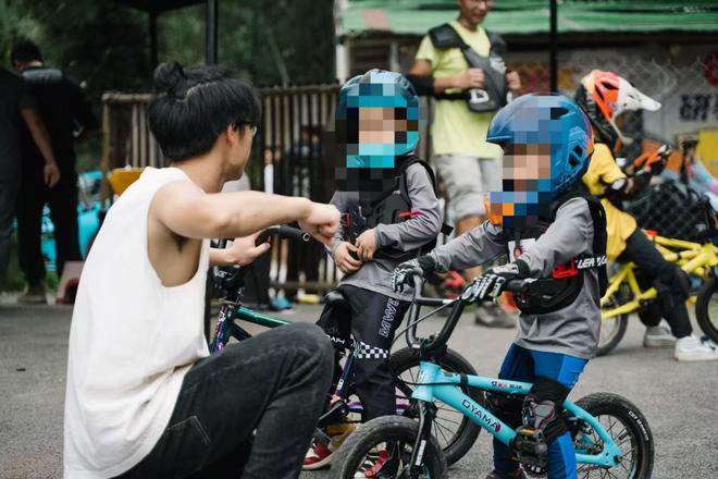 九游体育“敢跳叫你爹！”多地速降少年屡受伤热情与风险如何平衡？记者调查！专家这样说(图8)