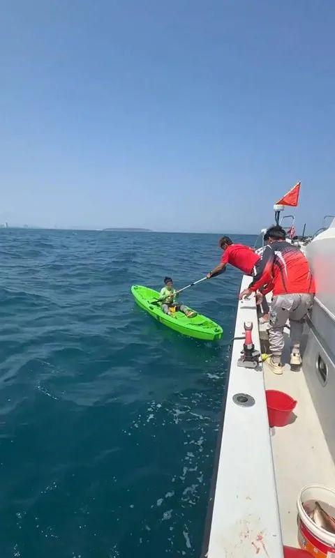 九游体育陵水10岁“漂流小孩哥”火了! 父亲：安全回家就好 这次没打他!(图1)