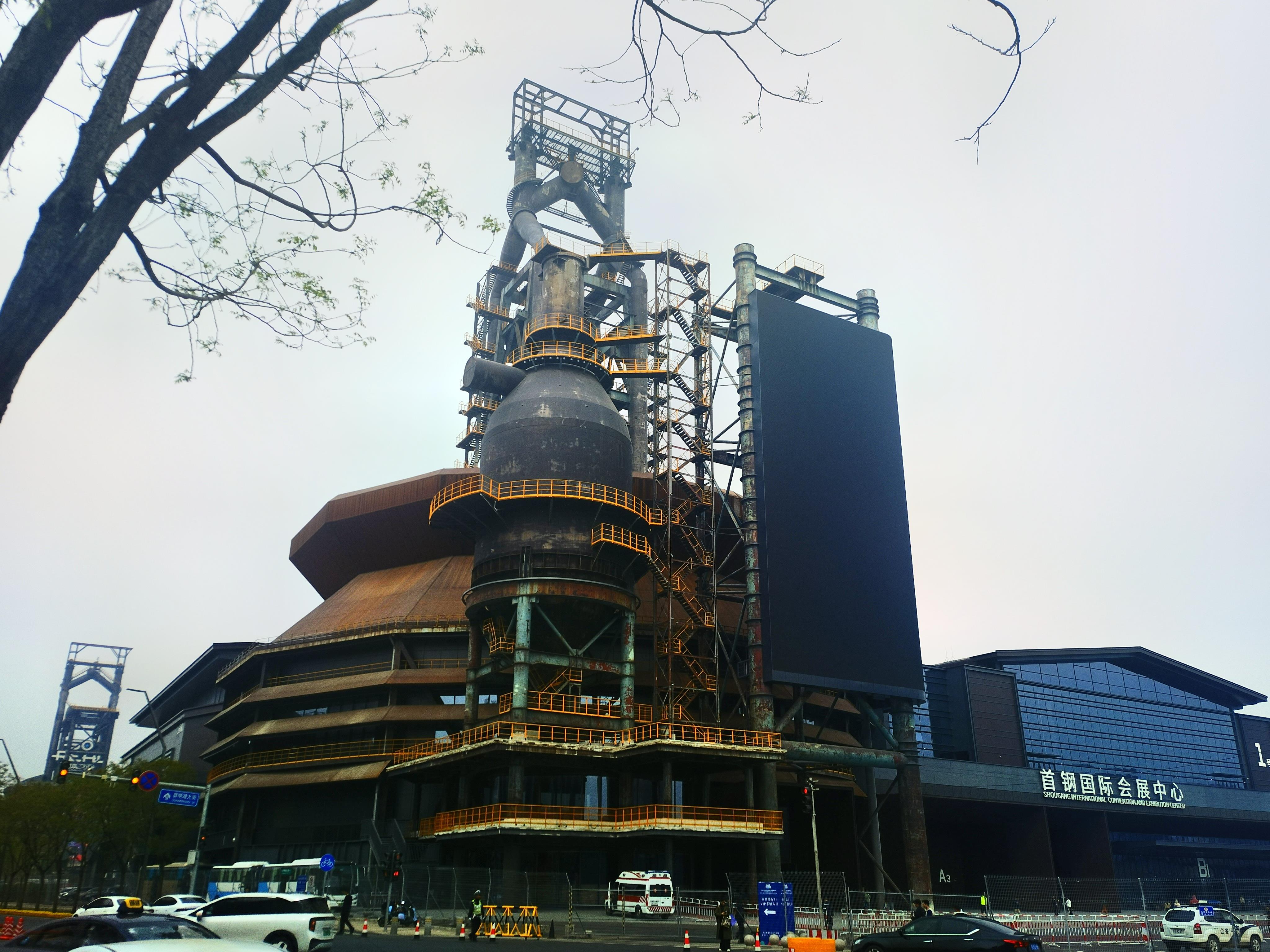 “拥抱消费新场景”九游体育系列报道北京首钢园：当工业高炉遇见极限运动(图2)