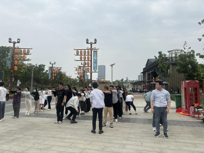 九游体育青春“趣”运动 启航新征程——孝南区城市管理执法局组织素质拓展活动(图2)