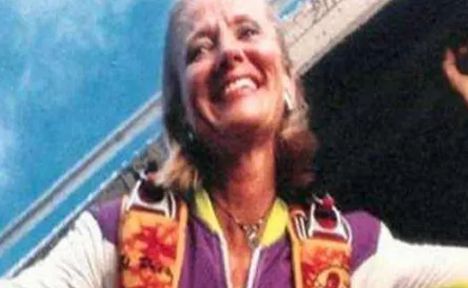 九游体育美国金融女高管4400米高空跳伞伞包打不开被200多只蚂蚁救命(图1)