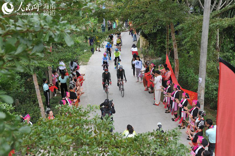 九游体育2020年保亭热带雨林山地户外极限运动暨乡村民宿线路体验活动举行(图2)
