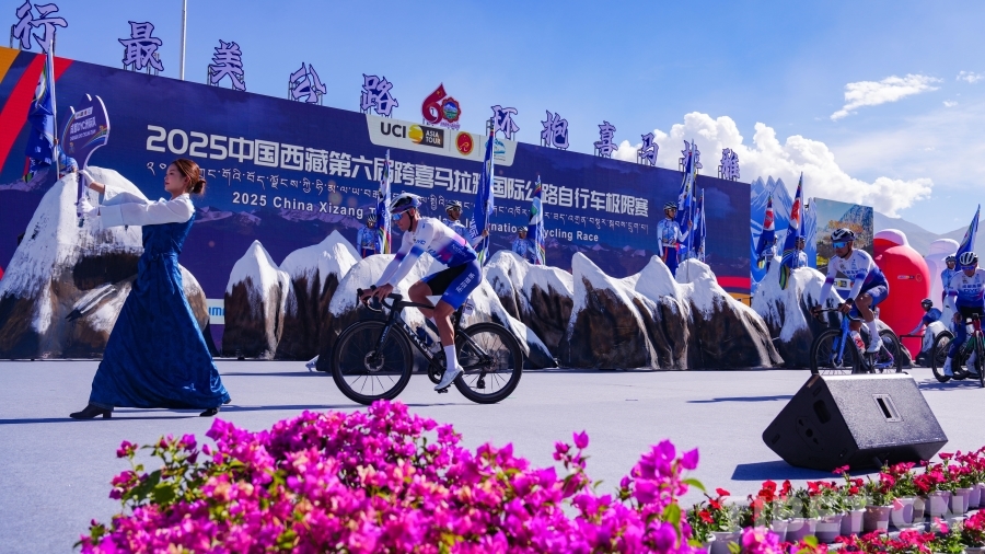 九游体育2025中国西藏第六届跨喜马拉雅国际公路自行车极限赛在布达拉宫广场开幕(图2)