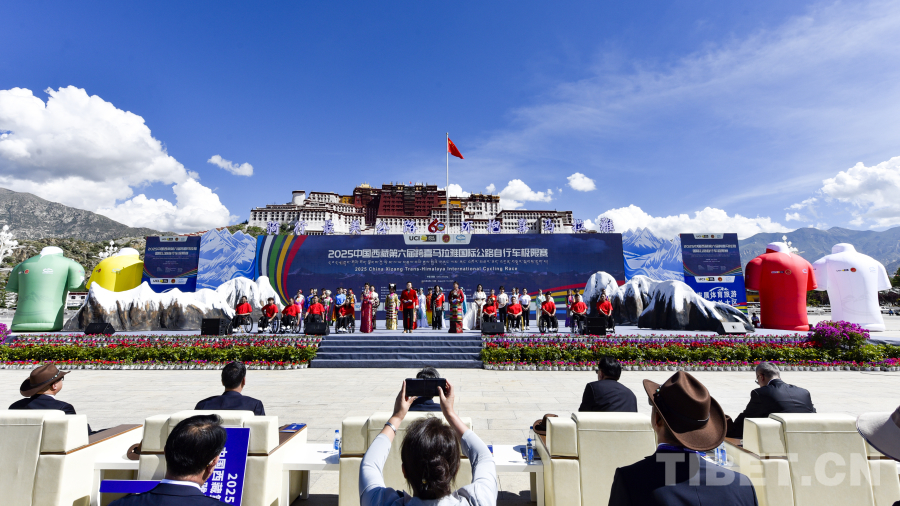 九游体育2025中国西藏第六届跨喜马拉雅国际公路自行车极限赛在布达拉宫广场开幕(图1)