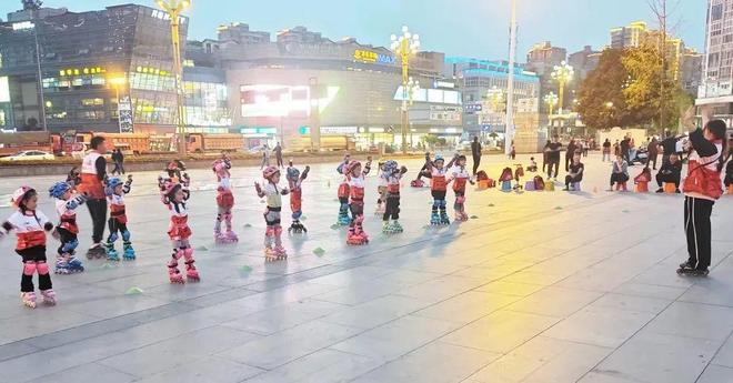 九游体育运动无限 气象万千 攀岩、轮滑等世运项目在简阳燃起来！(图2)