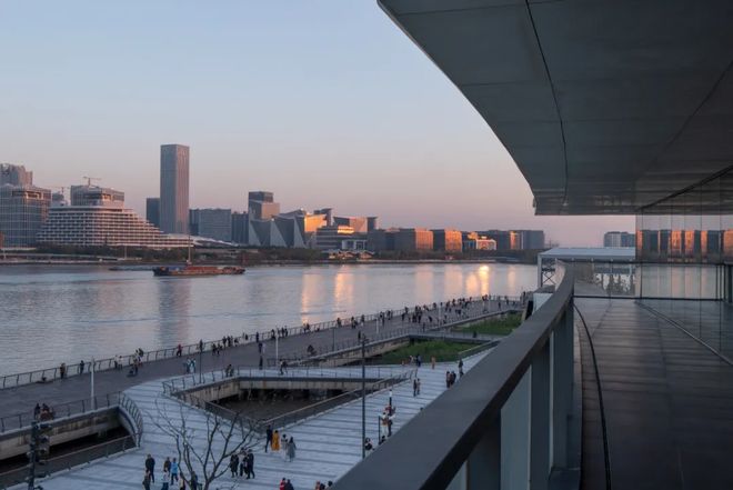 九游体育流动的场所开放的舞台：十年雕琢见证一座城市的更新(图11)