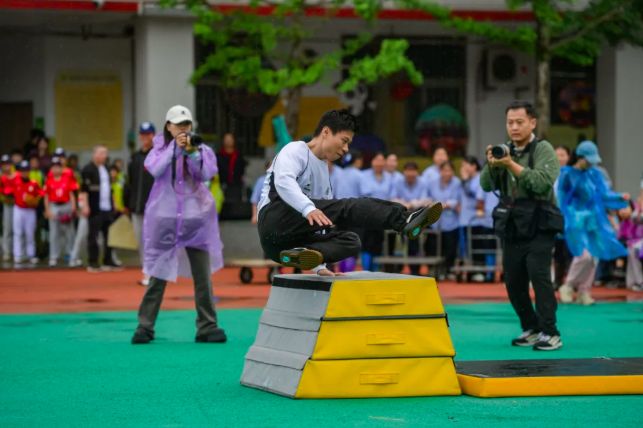 九游体育专访跑酷世界冠军何意瑜：跑酷不是不要命核心是教人如何保命(图2)