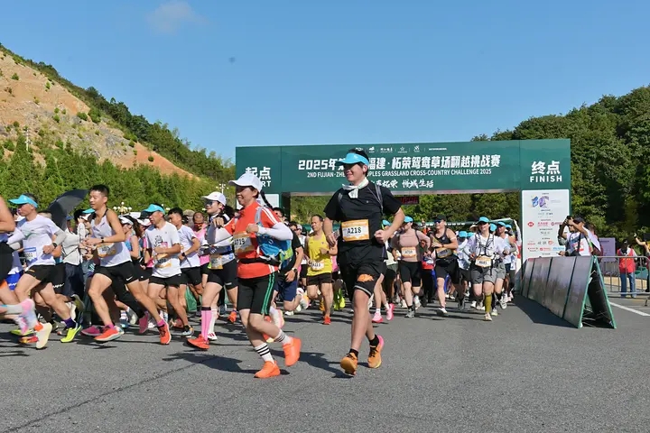 九游体育激情开跑！千名跑者齐聚柘荣鸳鸯草场(图2)