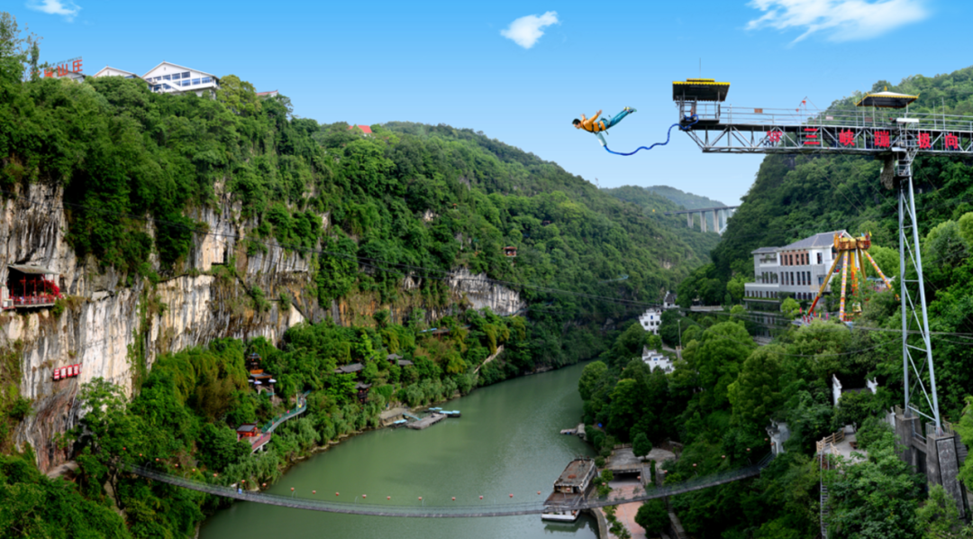 湖北一景区游客蹦极时坠入水中目击者称坠落高度超40米官方通报：九游体育游客无生命危险景区暂停营业(图4)