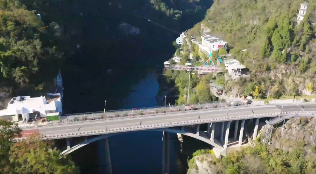 湖北一景区游客蹦极时坠入水中目击者称坠落高度超40米官方通报：九游体育游客无生命危险景区暂停营业(图6)