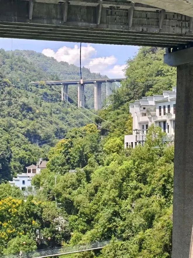 九游体育景区游客从40米高空坠落:水里有血迹(图2) 九游体育景区游客从40米高空坠落:水里有血迹(图2)