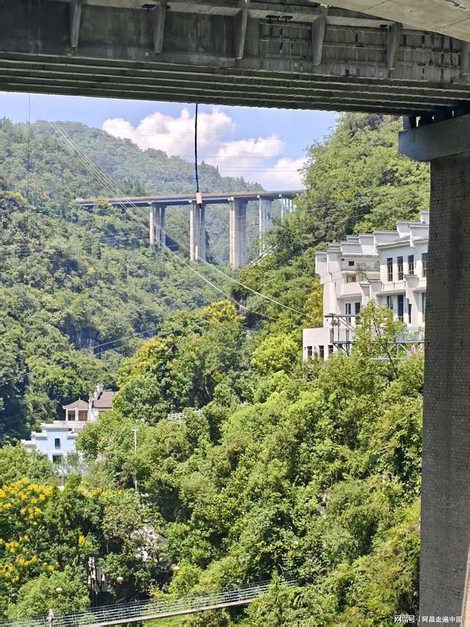 九游体育湖北宜昌西陵峡快乐谷游客蹦极绳子断裂掉进水里：景区关门整顿