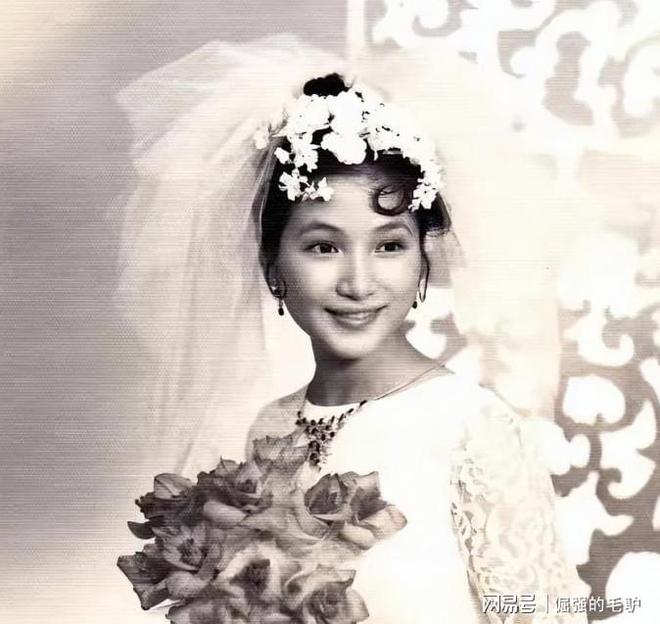 九游体育悲凉！郑佩佩才去世一年小儿子就“原形毕露”蔡澜果然说对了(图3)