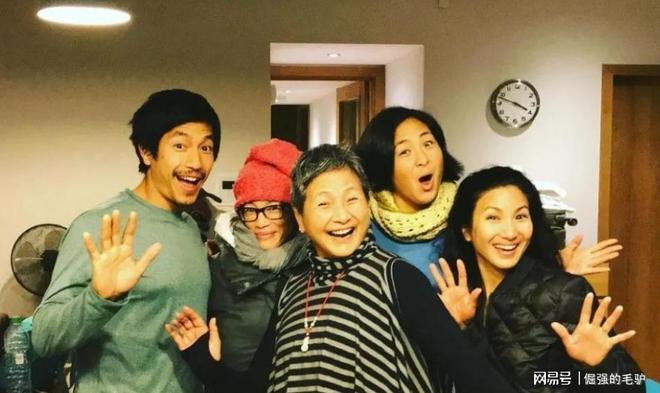 九游体育悲凉！郑佩佩才去世一年小儿子就“原形毕露”蔡澜果然说对了(图5)