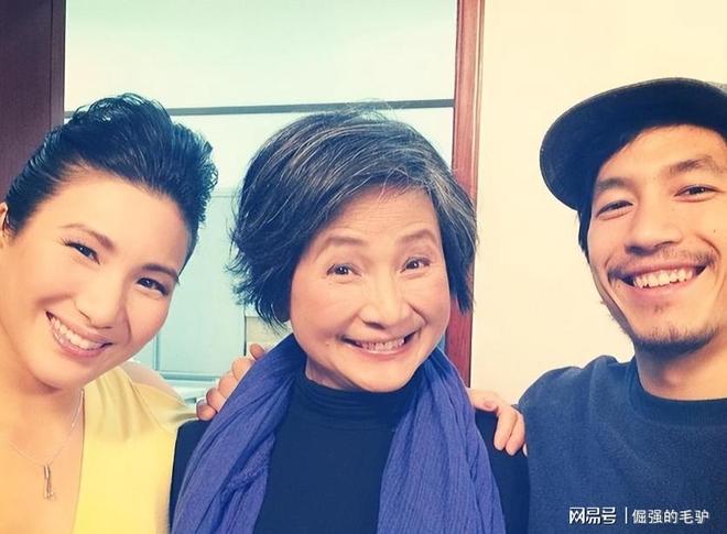 九游体育悲凉！郑佩佩才去世一年小儿子就“原形毕露”蔡澜果然说对了(图12)