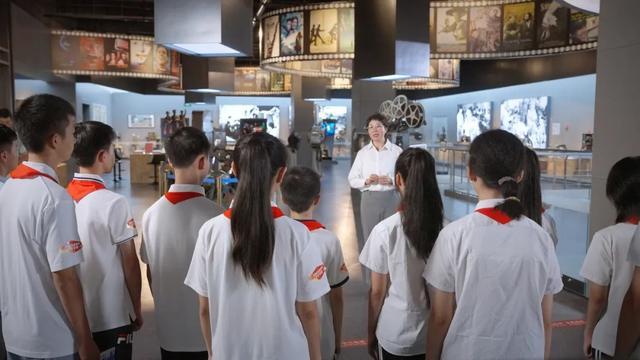 笃行青春路 九游体育奋发筑脊梁丨成都市开学第一课开讲啦(图4)