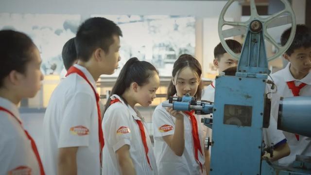 笃行青春路 九游体育奋发筑脊梁丨成都市开学第一课开讲啦(图5)