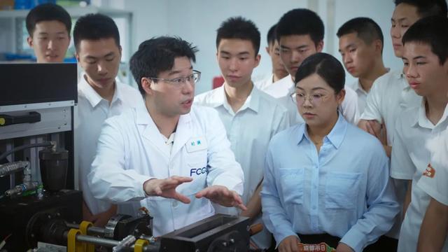 笃行青春路 九游体育奋发筑脊梁丨成都市开学第一课开讲啦(图9)