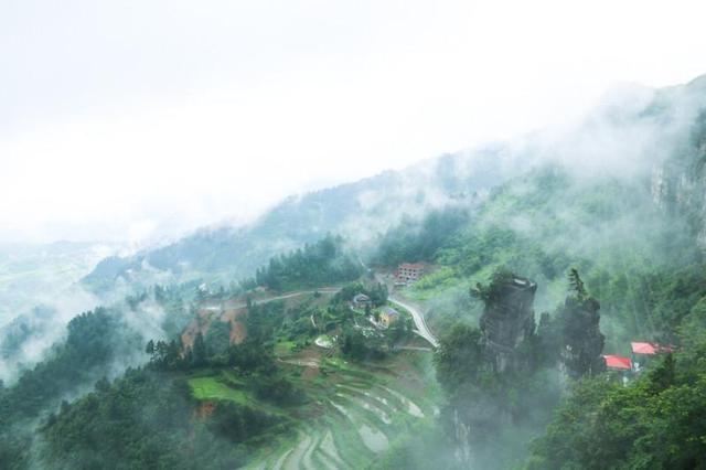 九游体育一秒体验魂飞魄散：A字天空悬廊时速接近130kmh的悬崖秋千