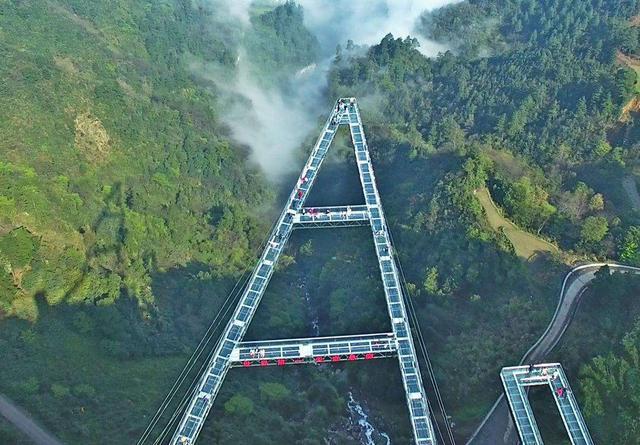 九游体育一秒体验魂飞魄散：A字天空悬廊时速接近130kmh的悬崖秋千(图2)