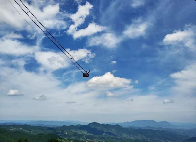 九游体育一秒体验魂飞魄散：A字天空悬廊时速接近130kmh的悬崖秋千(图7)