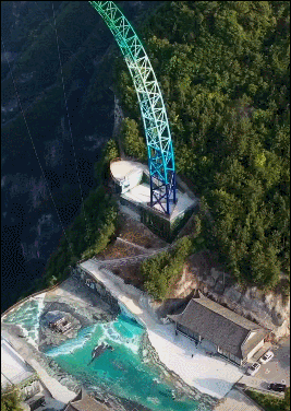 九游体育一秒体验魂飞魄散：A字天空悬廊时速接近130kmh的悬崖秋千(图6)