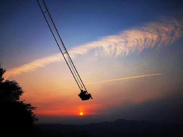 九游体育一秒体验魂飞魄散：A字天空悬廊时速接近130kmh的悬崖秋千(图8)