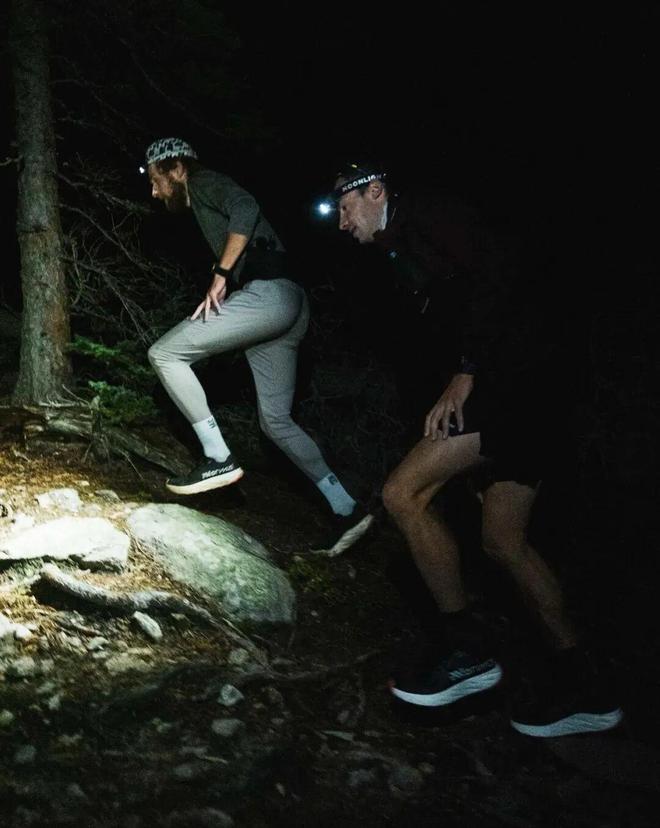 九游体育长假多地徒步遇险；中国四项攀登入围2025年金冰镐奖 犀牛说(图3)