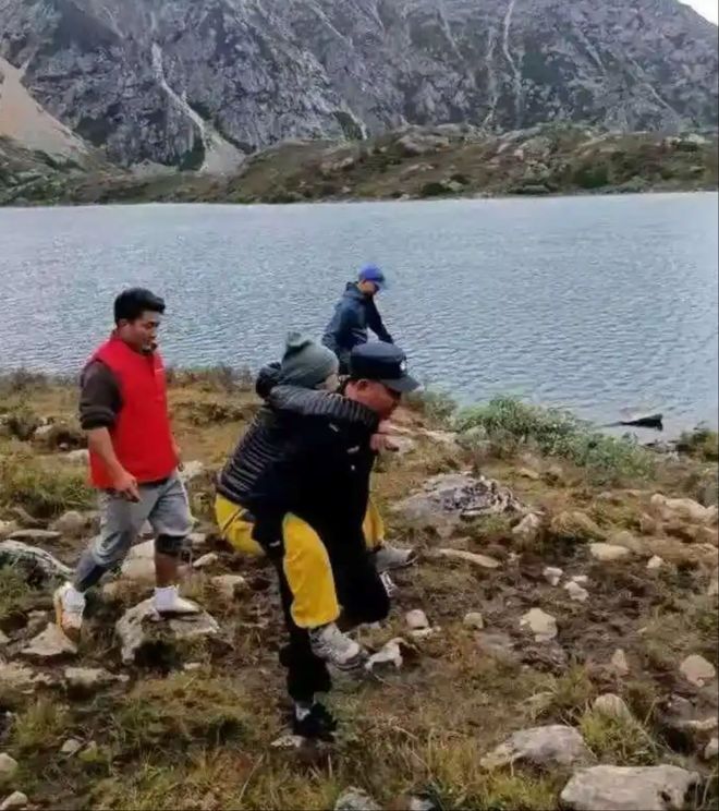 九游体育长假多地徒步遇险；中国四项攀登入围2025年金冰镐奖 犀牛说(图7)